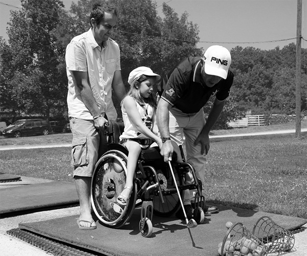 Enfant handicapée pratiquant le golf grâce à l'association Estelada